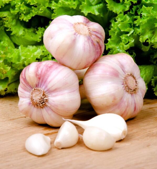 Garlic is effective in fighting toenail fungus