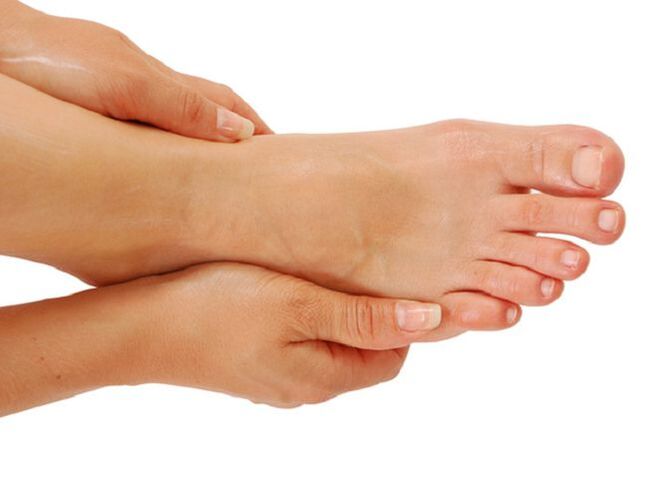 Using a vinegar-based ointment helps treat toenail fungus. 